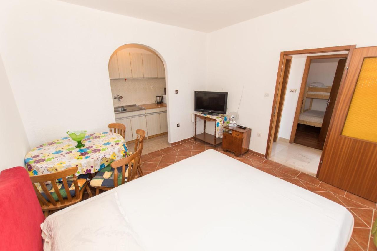 Near The Beach Apartments Jagodia Brela Extérieur photo
