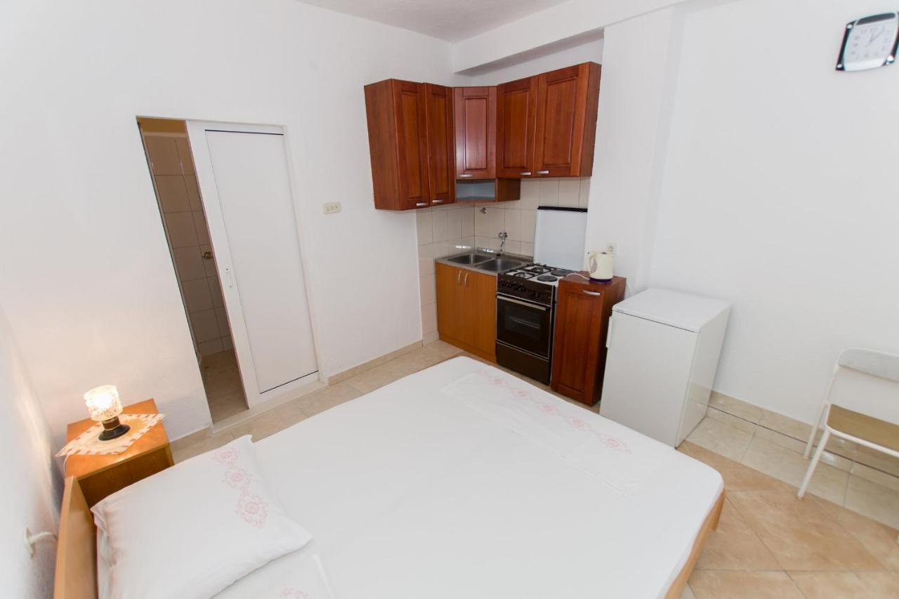 Near The Beach Apartments Jagodia Brela Extérieur photo