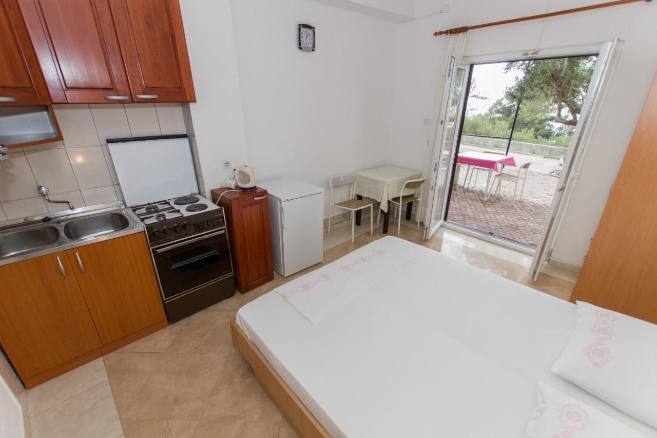 Near The Beach Apartments Jagodia Brela Extérieur photo