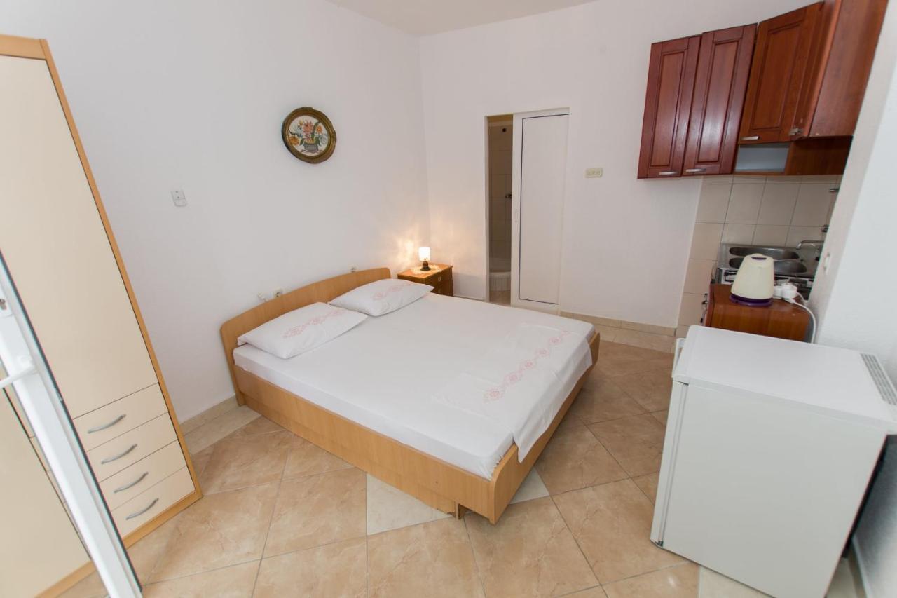 Near The Beach Apartments Jagodia Brela Extérieur photo