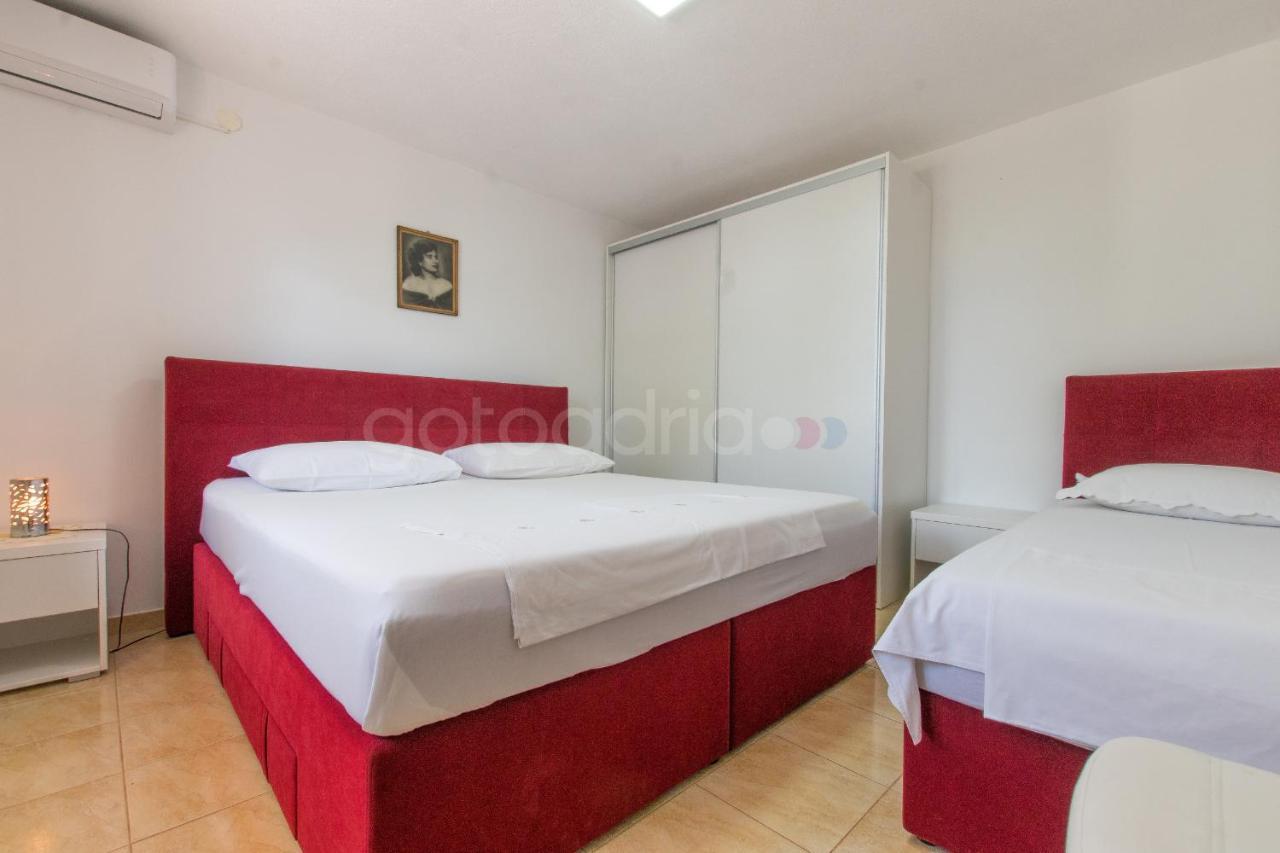 Near The Beach Apartments Jagodia Brela Extérieur photo