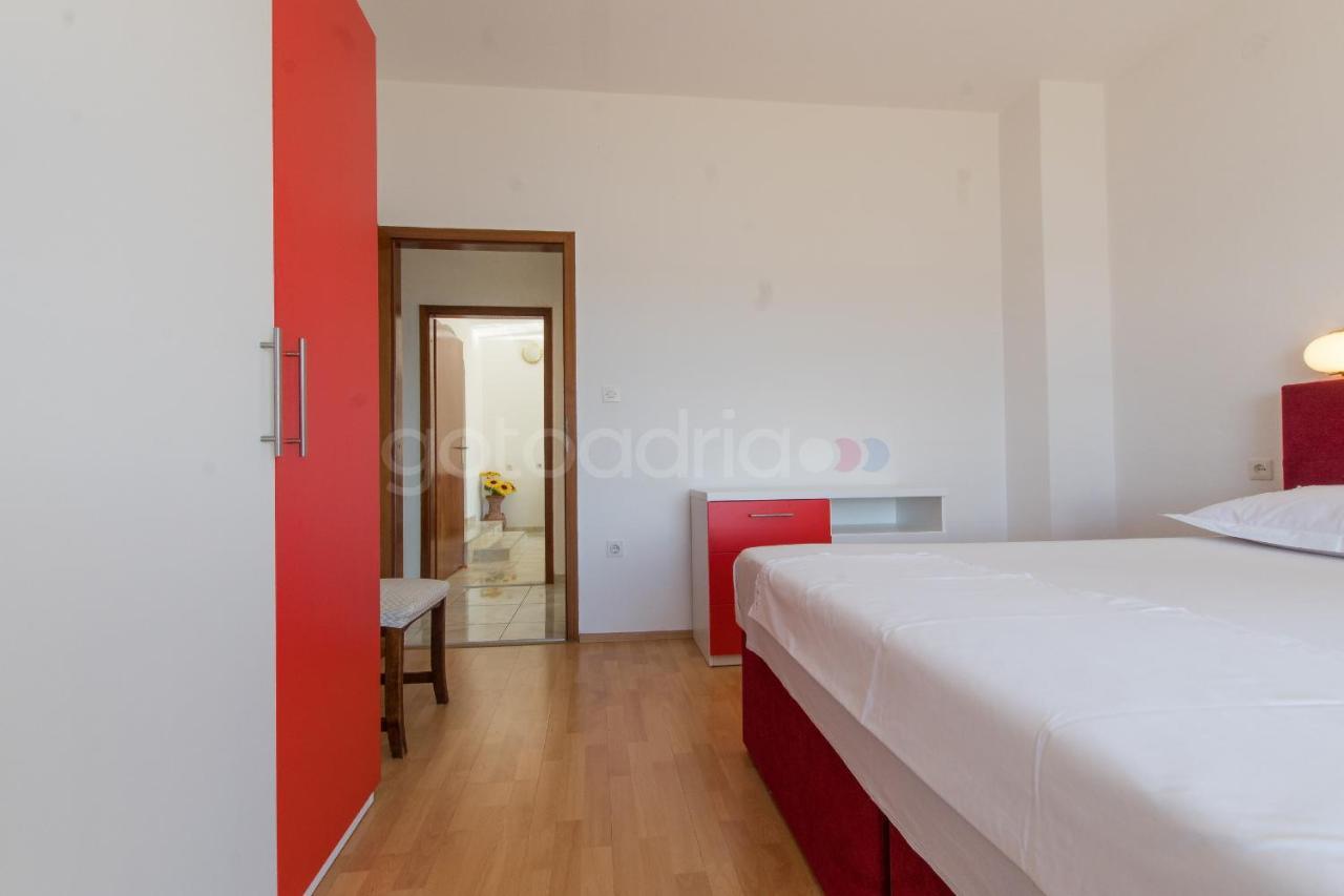 Near The Beach Apartments Jagodia Brela Extérieur photo