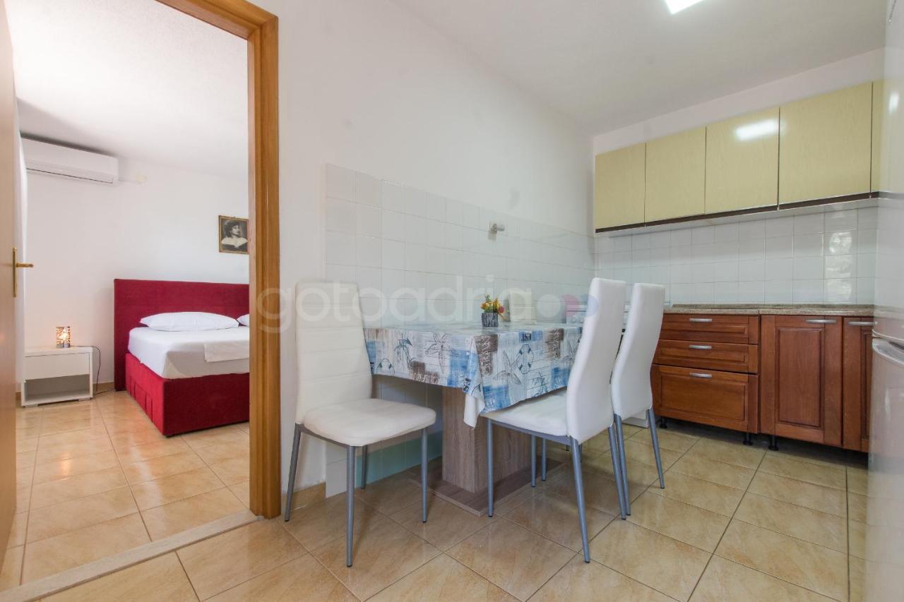 Near The Beach Apartments Jagodia Brela Extérieur photo