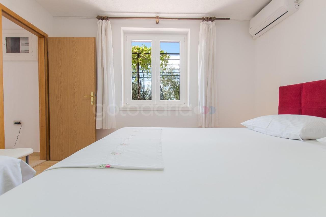 Near The Beach Apartments Jagodia Brela Extérieur photo