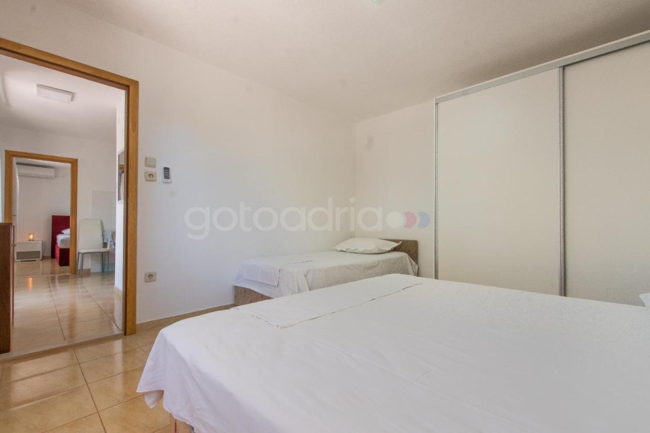 Near The Beach Apartments Jagodia Brela Extérieur photo