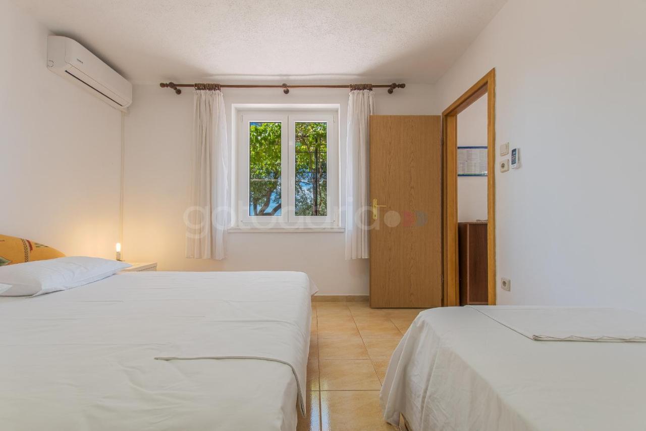 Near The Beach Apartments Jagodia Brela Extérieur photo