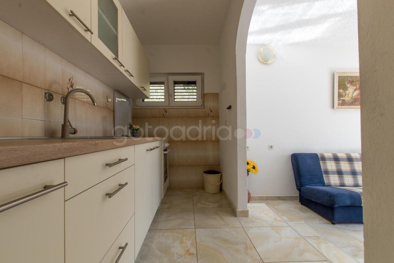 Near The Beach Apartments Jagodia Brela Extérieur photo