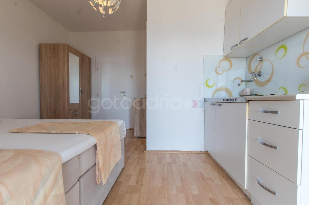 Near The Beach Apartments Jagodia Brela Extérieur photo