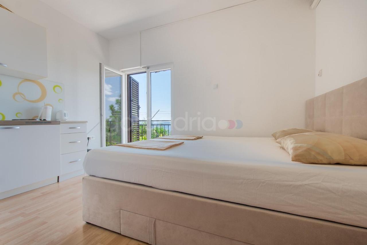 Near The Beach Apartments Jagodia Brela Extérieur photo